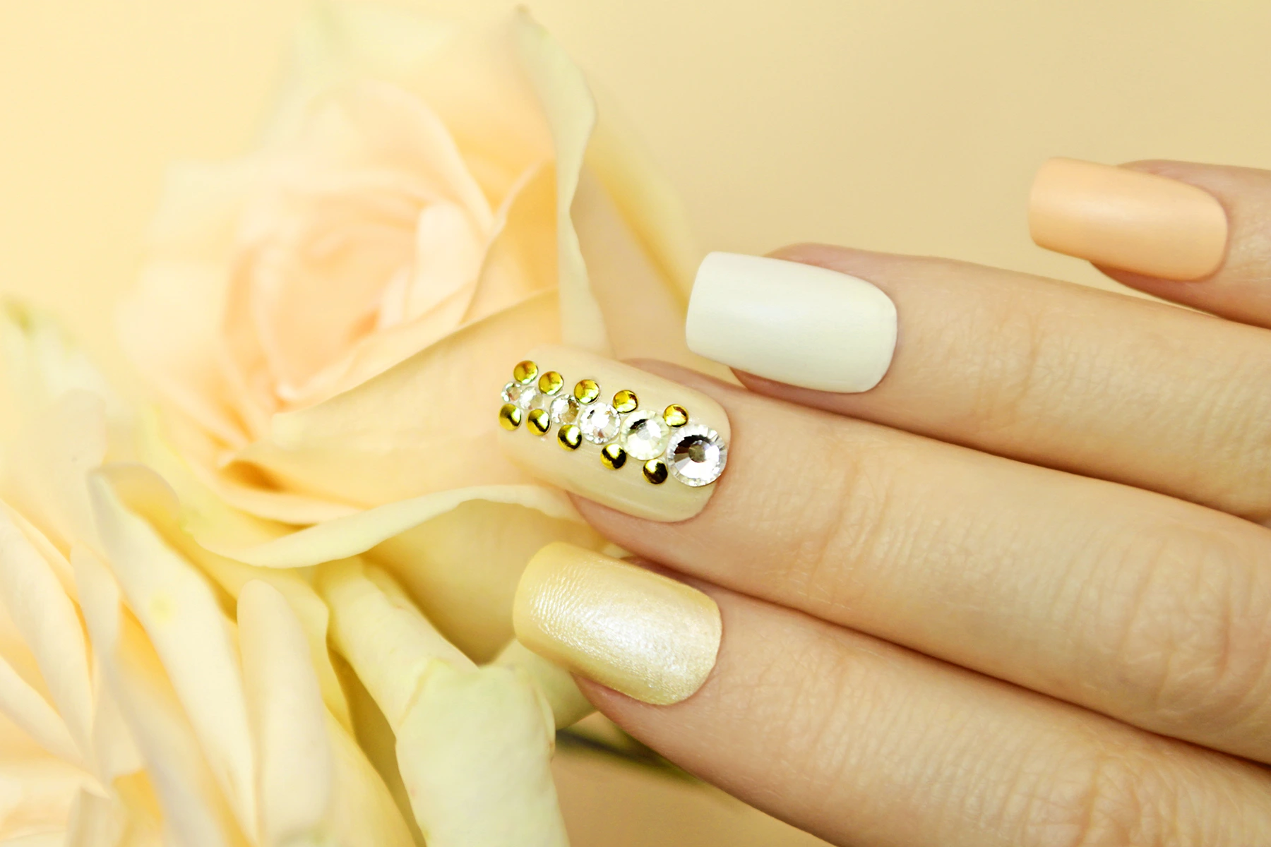 LUVISH NAILS LOUNGE